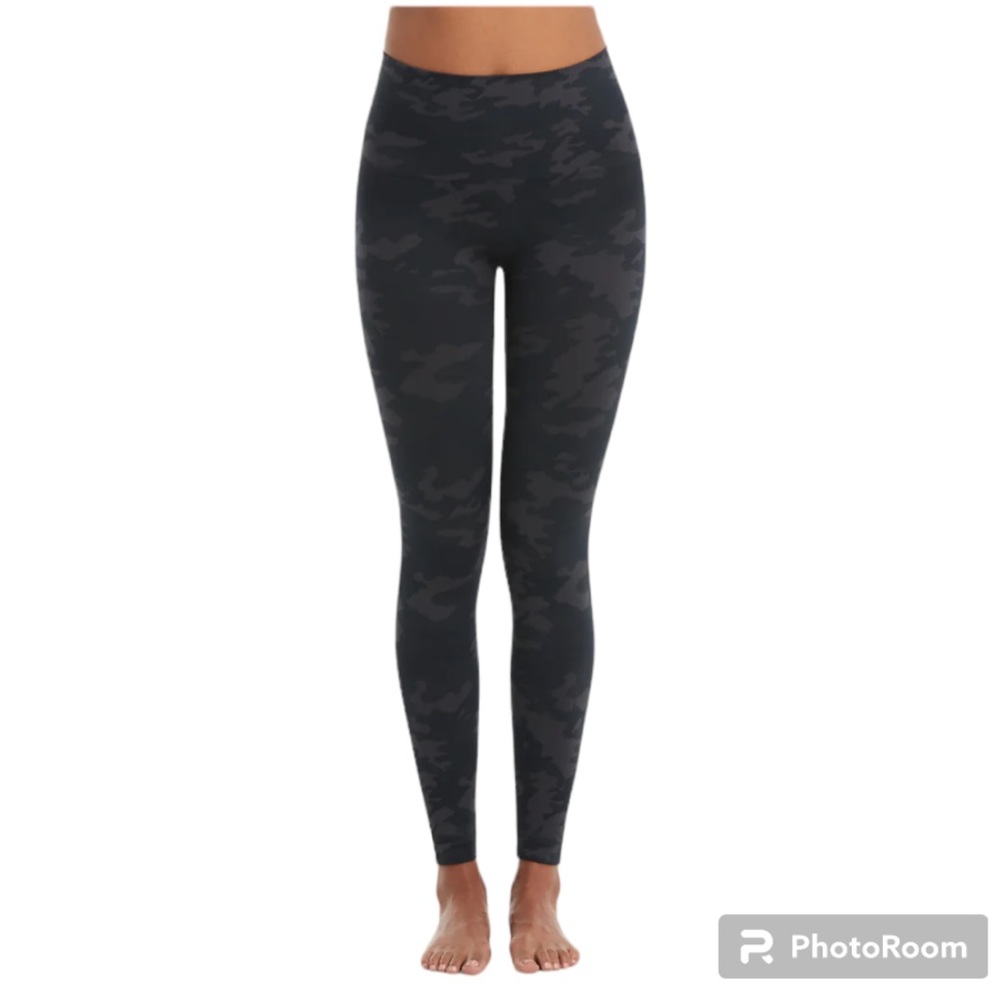 SPANX  Look at me now black Camo leggings size M/L